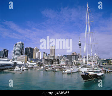 Nouvelle Zélande, île du nord, Auckland, Skyline, Sky Tower, Viaduct Harbour Island, Nouvelle-Zélande, ville, vue sur la ville, des tours, tour de télévision, tour d'observation, d'un port, les navires, bateaux, yachts, voiliers, sail yacht, Yacht Harbor Banque D'Images