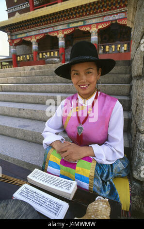 La Chine, Tibet, Lhasa, femme, jeune, sourire, vendre aux soins, les ventes, la prière paroles d'Asie, d'Asie, Xizang, Bodjul, Lasa, girl, Asiatique, heureusement, sympa, jeune, vêtements, coiffures, traditionnellement, costume national, le folklore, les sections locales, de temples, de l'entrée du temple, des dictons, des bouts de papier, Banque D'Images