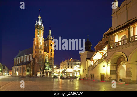 Pologne, Cracovie, du vieux marché, l'église de Marien, l'éclairage, le soir, l'Europe, est de l'Europe, Pologne, Rzeczpospolita Polska, Cracovie, ville, lieu d'intérêts, de l'église, de la construction, de l'architecture sacrée, de la structure, de la construction, 14. 100., marché, place principale, Rynek Glowny, centre-ville, Vieille Ville, patrimoine culturel mondial de l'UNESCO, la cathédrale de Marien, cathédrale, de style gothique tardif, de l'architecture Banque D'Images