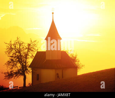 Autriche, Tyrol, Kufstein, imperial valley, Antoniuskapelle, soir, l'Europe de l'humeur, nature, Unterinntal, idylle rurale, hill, arbre, bande, coucher du soleil, soir, lumière du soir, en milieu rural, comme des chrétiens, religieux, la religiosité, icône, stop, la méditation, la contemplation, le silence, le repos, la paix, personne, dévotion, tranquillement, détente, transitoriness, l'éternité, l'espoir, l'heure du jour, le Soleil, soleil du soir, d'optimisation, réglage couleur, couleur jaune, orange Banque D'Images