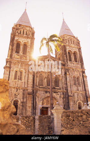 L'île de Zanzibar, Tanzanie, Zanzibar city, Vieille Ville 'Stone Town', cathédrale St Joseph, lumière du soir l'Afrique, Stonetown, église, Cathédrale de Saint Joseph, sainte, catholique, de la construction, structure historiquement, 19. 100., dilapidatedly-misère, la rénovation, l'architecture, l'endroit d'intérêt, contrejour, à l'extérieur, l'expiration, l'transitoriness, foi, culture Banque D'Images