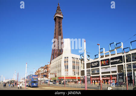 La Grande-Bretagne, l'Angleterre, dans le Lancashire, front de mer, la tour de Blackpool, scène de rue, ville, maisons, immeubles, tour, de la structure, de la construction, monument, rue, trafic, personne, touristique, destination, tourisme, Banque D'Images