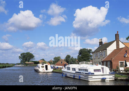 Grande-bretagne, Norfolk, Stokesby, Riverside pub, River Boer, bateaux, l'Angleterre, les paysages le long de la rivière, paysage, rivière, l'eau, bateaux, anchor, investir, maisons, maisons résidentielles, destination, tourisme, ciel nuageux, Banque D'Images