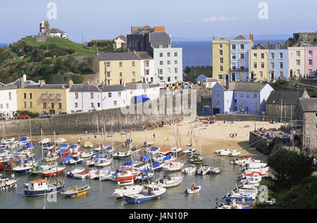 La Grande-Bretagne, pays de Galles, Pembrokeshire, Tenby, ville, port, littoral, ville, maisons, maisons d'habitation, les bassins du port, port de pêche, voiliers, bateaux de pêche, lieu de destination, d'intérêt, tourisme, Banque D'Images