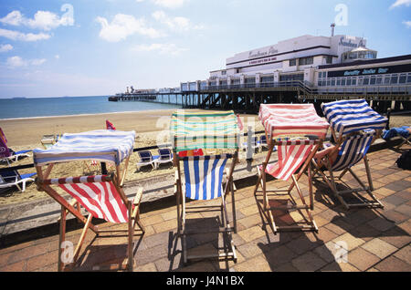 La Grande-Bretagne, l'Angleterre, l'île de Wight, Sandown, plage, chaises longues, la Manche, île, plage, sable, baigneurs, solaire chaises, divans, Repos, détente, vacances, vacances de plage, temps de loisirs, destination, tourisme, pont, quai, bâtiment, bar, restaurant, jetée, Banque D'Images