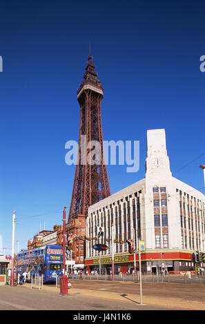 La Grande-Bretagne, l'Angleterre, dans le Lancashire, front de mer, la tour de Blackpool, scène de rue, ville, maisons, immeubles, tour, de la structure, de la construction, monument, rue, trafic, personne, touristique, destination, tourisme, Banque D'Images