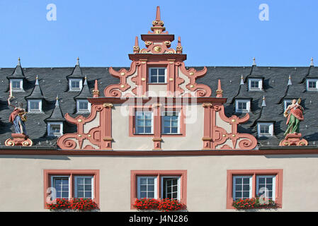 Allemagne, Hesse, Groß-Umstadt, hôtel de ville Renaissance, gable, ciel, bleu, ville, Vieille Ville, place Saint-Marc, l'hôtel de ville, portail, bâtiment, structure, Renaissance, gable caractères, caractères, symboles, de la Justice, de la justice, prudentia, ingéniosité, fenêtre, les jardinières, fleurs, rouge, Banque D'Images