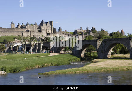 France, Languedoc-Roussillon, Carcassonne, vue sur la ville, les murailles de la ville, les attaques de la forteresse, flux Aude, bridge, l'Europe, le sud de la France, de la ville, culture, château, forteresse, mur-rideau, historiquement, medievally, architecture, point d'intérêt, l'héritage culturel mondial de l'UNESCO, la destination, le mur de défense de la forteresse, du tourisme, des pinacles, des tours, des tours militaires, pont en arc, l'eau, Banque D'Images