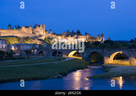 France, Languedoc-Roussillon, Carcassonne, vue sur la ville, les murailles de la ville, les attaques de la forteresse, flux Aude, pont, soir, l'Europe, le sud de la France, de la ville, culture, château, forteresse, mur-rideau, historiquement, medievally, architecture, point d'intérêt, l'héritage culturel mondial de l'UNESCO, la destination, le mur de défense de la forteresse, du tourisme, des pinacles, des tours, des tours militaires, pont en arc, de l'eau, l'éclairage, l'éclairage, Banque D'Images