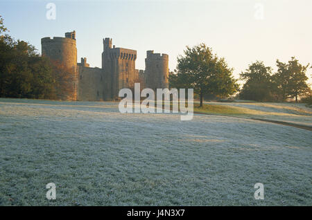 La Grande-Bretagne, l'Angleterre, dans le Sussex, Château de Bodiam, pré, gelée blanche, Banque D'Images