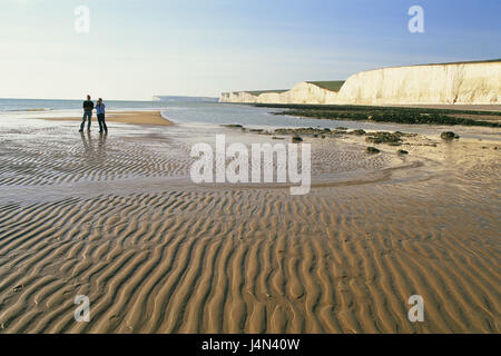 La Grande-Bretagne, l'Angleterre, dans le Sussex, Eastbourne, Sept Soeurs, Beachy Head, rock, plage, couple, marche, le modèle ne libération, Banque D'Images