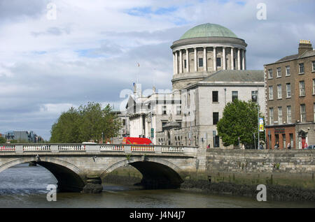 L'Irlande, Leinster, Dublin, Four Courts, la rivière Liffey, Banque D'Images