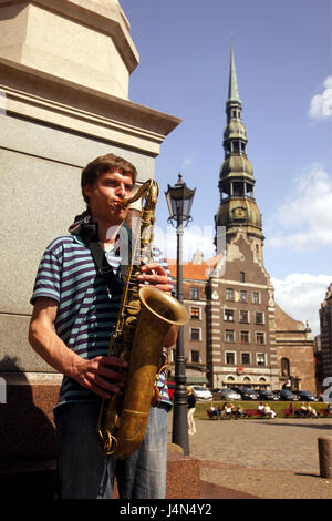 La Lettonie, Riga, Vieille Ville, église Saint-Pierre, Place de la mairie, musicien de rue Banque D'Images