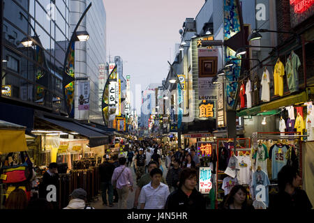Japon, Tokyo, quartier de Ueno Ameyoko, rue commerçante, crépuscule, Banque D'Images