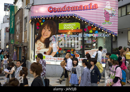 Japon, Tokyo, Harajuku, quartier d'affaires de préservatifs, passant, Banque D'Images