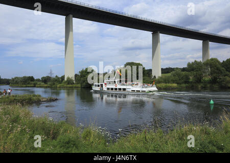 Allemagne, Mülheim dans la dysenterie, la dysenterie, la dysenterie flux, bateau, pont, Rhénanie du Nord-Westphalie, Mülheim-Mintard, Mülheim-Ickten, les paysages le long de la rivière, maison de vacances, navire flotte blanche, tourisme, touriste, la dysenterie, l'architecture du pont, pont de la vallée Banque D'Images