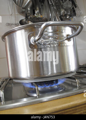 Gamme de gaz, gaz flamme, pot, détail, l'énergie, la consommation d'énergie, feu, flammes, flammes, gaz, gaz, gaz flamme flammes, gaz, cuisinières au gaz, poêles à gaz, cuisinière à gaz, la consommation de gaz, les fours à gaz, focus, troupeau, de la chaleur, de l'intérieur tourné, la cuisine, la cuisine, casserole, medium close-up, Close-up, moyen format paysage, pots, pot, pots, brûler, parchingly, vivement, vivement, à l'intérieur, Banque D'Images