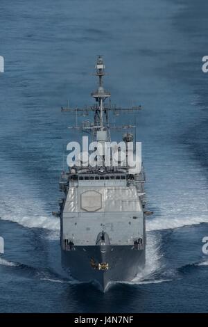 La Marine américaine de classe Ticonderoga croiseur lance-missiles USS Bunker Hill lors d'un exercice d'entraînement avec le groupe aéronaval du Theodore Roosevelt, 11 mai 2017 dans l'océan Pacifique. Banque D'Images