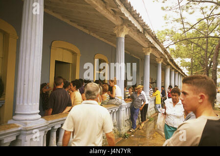 Cuba, Pinar del Rio, Vinales, Casa de la Cultura, foule, le modèle ne libération, l'Amérique centrale, Valle de Vinales, village, centre, bâtiment, façade, bleu clair, véranda, piliers, personnes, stand, attendez, la file d'attente, à l'extérieur, Banque D'Images