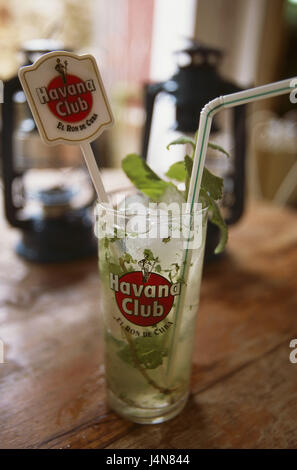 Cuba, table, verre, cocktail, verre, le logo 'club', La Havane de paille à boire, seulement, sur le plan éditorial, boire, alcool, Mojito, typiquement, spécialité, verre, icône, célébrer, de la consommation, du luxe, de la consommation d'alcool, de l'alimentation, la nature morte, photographie d'objets, Banque D'Images