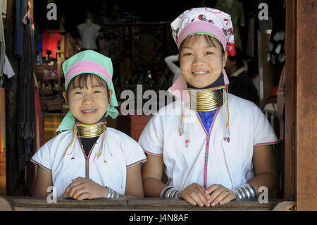 Les filles, "long cou", de cirques, de la souche du lac Inle, Myanmar, Banque D'Images