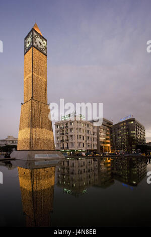 Tunisie, Tunis, l'espace du 7 novembre, la tour de l'horloge, l'Afrique du Nord, de la ville, capitale, monument, tour, carré, la mise en miroir, le soir, au crépuscule, l'horloge, point d'intérêt, structure, Banque D'Images