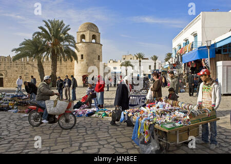 La Tunisie, Sousse, Vieille Ville, vendeur de rue, l'Afrique du Nord, de la ville, port, médina, patrimoine culturel mondial de l'UNESCO, carré, vendeur, personne, en voyage, en vacances, de biens, de souvenirs, l'achat, la vente, le tourisme, le commerce de rue, le vendeur de rue, Banque D'Images