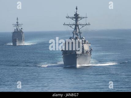 La Marine américaine de classe Ticonderoga croiseur lance-missiles USS Bunker Hill, à gauche, et missiles de l'USS Sampson lors d'un exercice d'entraînement avec le groupe aéronaval du Theodore Roosevelt, 11 mai 2017 dans l'océan Pacifique. Banque D'Images