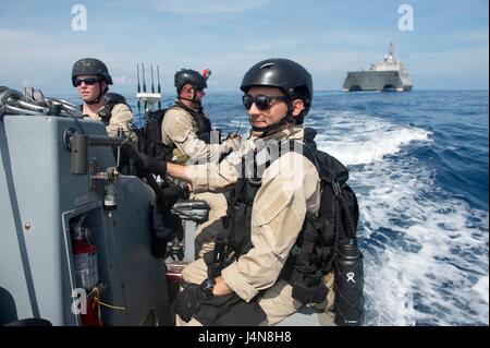 Un marin de la Marine américaine du littoral lutte contre le USS Coronado se prépare à aller chercher des marins du thaïlandais HTMS Naresuan pour une visite, un conseil, une perquisition et saisie au cours de l'exercice de préparation de la coopération multilatérale à flot et de formation 11 mai 2017 dans la mer de Chine du Sud. Banque D'Images