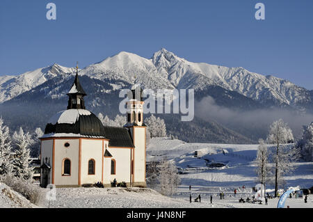 Autriche, Tyrol, Seefeld, vue locale, Seekirchl, hiver, Nordtirol, église, église paroissiale, l'église sainte Croix, la couverture de glace, patinage artistique, patinage sur glace, les loisirs, les passe-temps, sports d'hiver, destination, tourisme, paysage de montagnes, montagnes, Alpes, Reitherspitze, Banque D'Images