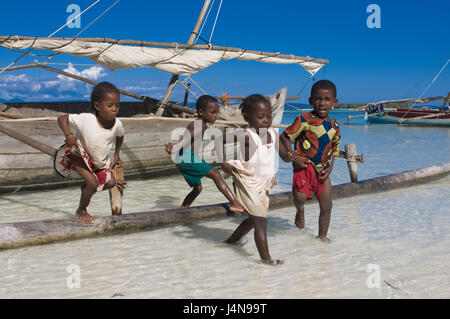 Madagascar, Nosy Iranja, enfants, jouer, mer, bateau de pêche, détail, le modèle ne libération, Banque D'Images