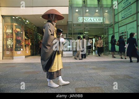 Le Japon, Honshu, Tokyo, Ginza, monk, passant, en Asie, en personne, d'Asie, culture, tradition, contraste, moderne, vêtements, chapeau de paille, de soins, de coiffures, de piétons, de la foi, la religion, le bouddhisme, rue commerçante, scène de rue, tourisme, Banque D'Images