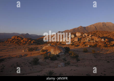 Le Maroc, Tafraoute, pierres, peinte en bleu, "Les Peintures", l'artiste Jean Verame, lumière du soir, de l'Afrique, de l'anti-atlas, excursion, rock, rock, rock, la formation de la bile, de l'art, art de rue, voyage, destination, nature, paysage, coucher du soleil, visite, tourisme, Voyage, la destination, le lieu d'intérêts, de l'Afrique, de l'anti-atlas, vue, montagnes, montagnes, sommaire, village de montagne, village, paysage, voyage, désert de pierre, sèchement, l'Afrique du Nord, la construction, les maisons, l'enlèvement, la largeur, Banque D'Images