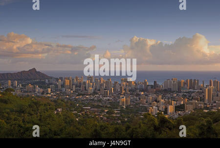 Les USA, Hawaii, Oahu, Honolulu, ville de l'Islande, les îles Hawaii, destination, ville, ville, des tours, de la mer, vue, horizon, Ciel, nuages, lumière du soir, ciel voilé, Banque D'Images