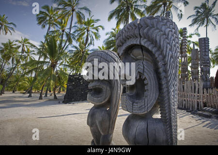 Les USA, New York, Big Islande, Pu Ì uhonua parc historique national, caractères en bois, de palmiers, les îles Hawaï, Honaunau Bay, temple pièce jointe, côte, mer, sculpture, art, culture, statues, personnages, sanctuaire, Banque D'Images