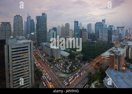 L'île de Luzon, Philippines, Manille, District de Makati, des tours, des lumières, crépuscule, Asie, Asie du Sud-Est, la ville, capitale, ville, bâtiment, architecture, des locaux, éclairage, crépuscule, Banque D'Images