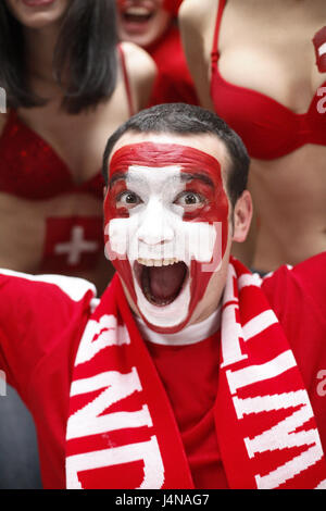 L'homme, jeune, se réjouir, portrait, fans de football, groupe, Suisse, look, greasepaint, couleurs nationales, gondolé, championnat d'Europe de football, championnat d'Europe, championnat, personne, peint, jeu de balle, ballon, sport d'enthousiasme, de la peinture, l'émotion, l'euro, fans, drapeau, drapeau, drapeau national, le drapeau, foot, match de football, d'expression, la peinture faciale, composé, la conception, les couleurs nationales, nationalité, Swiss, positivement, rouge, blanc, fun, sport, tuning, studio, avec esprit, la transmission, la joie, le rire, l'encouragement, d'écharpe, foulard, l'exaltation, enthousiasme, écharpe, foulard, Banque D'Images