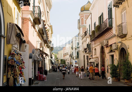 L'Italie, Ischia, Forio, vieille ville, zone piétonne, touristiques, île, ville, maisons, immeubles, terrasse, Lane, boutiques, magasins de souvenirs, les gens, la destination, le tourisme, Banque D'Images