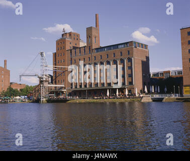 L'Allemagne, en Rhénanie du Nord-Westphalie, Duisburg, port d'intérieur, de la construction, de l'ancien robinet militaire moulin, zone de la dysenterie, de la ville, l'architecture, de la construction, de l'ancien bâtiment militaire, de la mémoire, appuyez sur moulin, restaurant, bar, Port, grue, grue portuaire, Banque D'Images