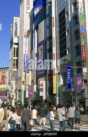 Le Japon, Honshu, Tokyo, Ginza, passant, l'Asie, partie de la ville, rue commerçante, shopping, scène de rue, ville, tourisme, Voyage, personnes, groupe de personnes, des boutiques, des bâtiments, de l'architecture, de la publicité, Banque D'Images