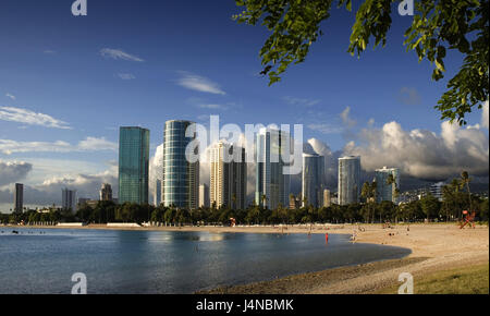 Les USA, Hawaii, Oahu, Honolulu, Islande Mamala Bay, des tours, la plage, les îles Hawaï, les bâtiments, l'architecture, la plage, la mer, la baie, la personne, le tourisme, tourisme, Banque D'Images