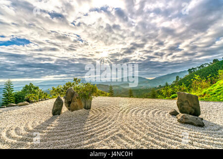 Rock Garden avec les rayons de soleil rayonnant dans le ciel crée un sentiment paisible Banque D'Images