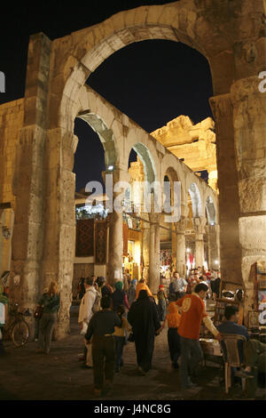 Syrie, Damas, Vieille Ville, le Souk Al Hamidiyya, passants, soir, bazar, marché, rue, ruelle, ruine, gate, romaine, la structure, l'architecture, reste, de l'éclairage, personne, tourisme, touristique, les sections locales, Weihrauchstrasse Banque D'Images