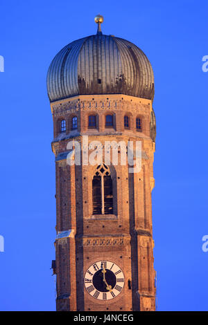 Germany, Bavaria, Munich, chère femme, clocher de la cathédrale, détail, soir, Banque D'Images