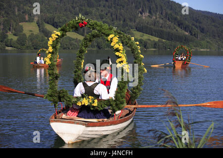 Allemagne, Bavière, Schliersee, 'Alt Bielatalstraße Kirchtag", oar bottes, Banque D'Images