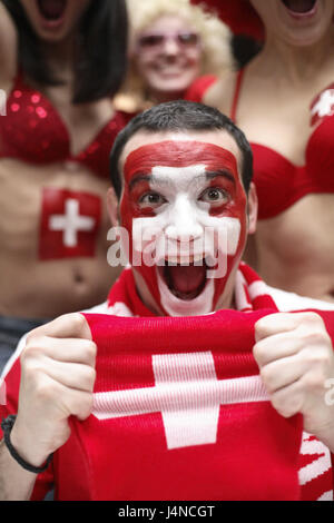 L'homme, jeune, se réjouir, portrait, fans de football, groupe, Suisse, look, greasepaint, couleurs nationales, gondolé, championnat d'Europe de football, championnat d'Europe, championnat, personne, peint, jeu de balle, ballon, sport d'enthousiasme, de la peinture, l'émotion, l'euro, fans, drapeau, drapeau, drapeau national, le drapeau, foot, match de football, d'expression, la peinture faciale, composé, la conception, les couleurs nationales, nationalité, Swiss, positivement, rouge, blanc, fun, sport, tuning, studio, avec esprit, la transmission, la joie, le rire, l'encouragement, d'écharpe, foulard, l'exaltation, enthousiasme, écharpe, foulard, Banque D'Images