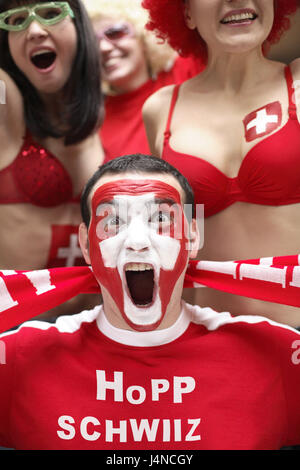 L'homme, jeune, se réjouir, portrait, fans de football, groupe, Suisse, look, greasepaint, couleurs nationales, gondolé, championnat d'Europe de football, championnat d'Europe, championnat, personne, peint, jeu de balle, ballon, sport d'enthousiasme, de la peinture, l'émotion, l'euro, fans, drapeau, drapeau, drapeau national, le drapeau, foot, match de football, d'expression, la peinture faciale, composé, la conception, les couleurs nationales, nationalité, Swiss, positivement, rouge, blanc, fun, sport, tuning, studio, avec esprit, la transmission, la joie, le rire, l'encouragement, d'écharpe, foulard, l'exaltation, enthousiasme, écharpe, foulard, Banque D'Images