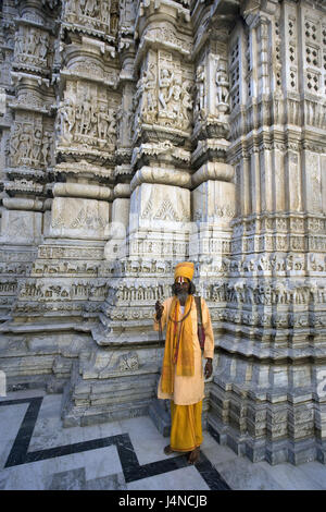 L'Inde, Rajasthan, Udaipur, Jagdish temple, la pierre, l'éléphant, Sadhu Banque D'Images