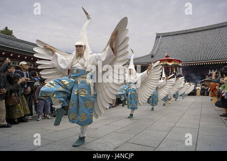 Japon, Tokyo, festival Jidai, performances, pas de modèle libération, l'Asie, l'Asie orientale, d'Asie, personne, de la culture, des vêtements, de la tradition, de l'extérieur, les touristes, les temples, cloudies, aile, les costumes, les spectateurs, Banque D'Images