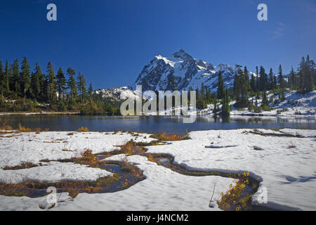 Les USA, Heather Meadows, Photo saumure, Mont Shuksan, neige, Amérique du Nord, destination, paysage, point d'intérêt, la nature, la mise en miroir, surface de l'eau, les restes de neige, ensoleillée, déserte, à distance, Idyll, lac, Banque D'Images